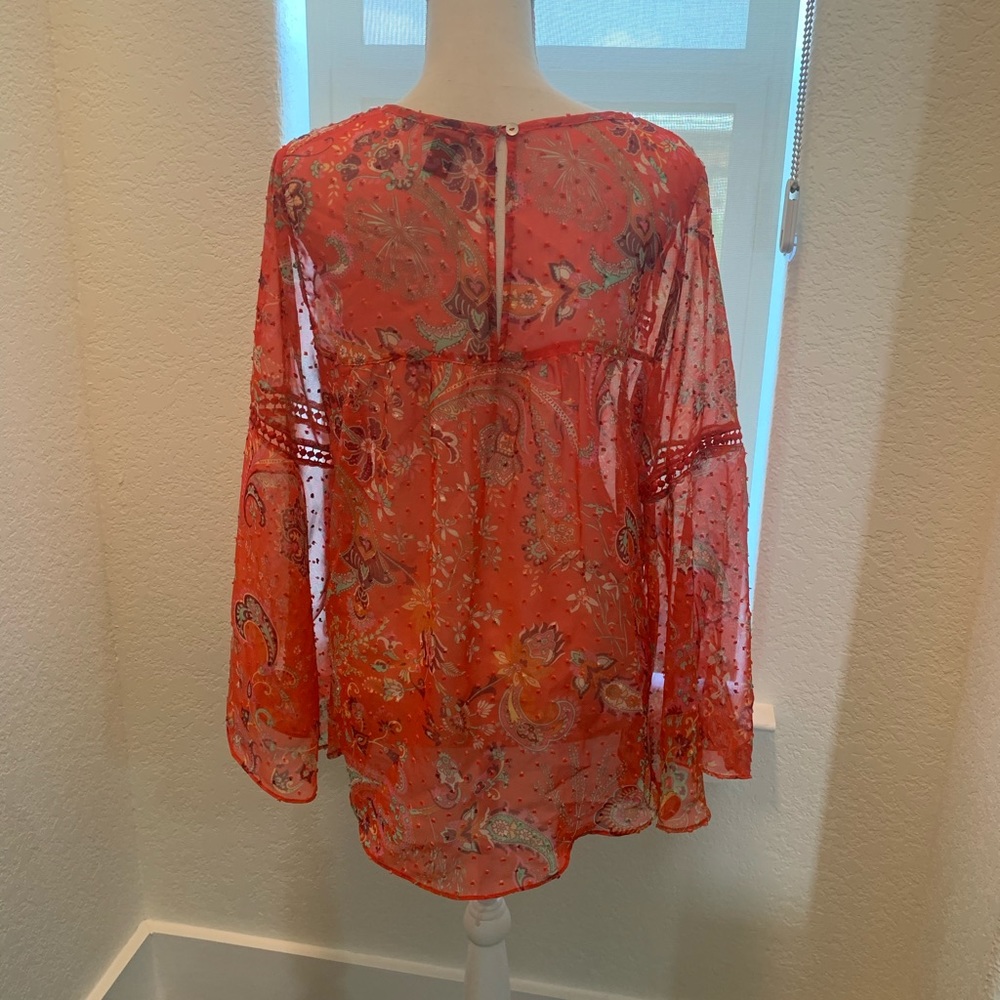 Woman’s blouse with flowy sleeves - Picture 3 of 3
